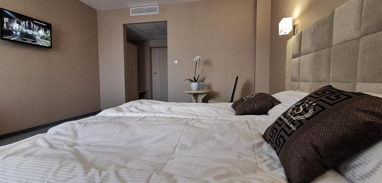 Hotel Sevilla Gold Leczeszyce エクステリア 写真